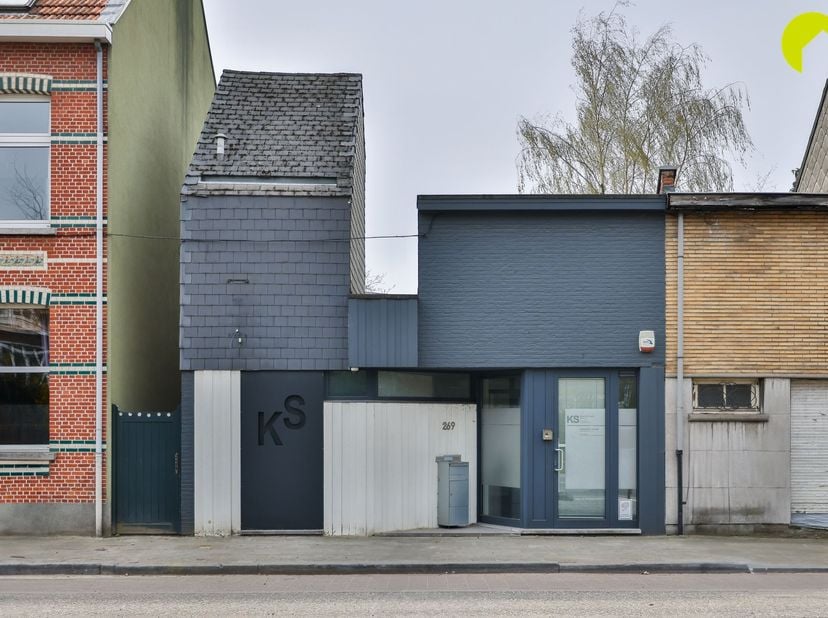 In het commerciële centrum van Ekeren-Donk, gelegen op de Kapelsesteenweg, bieden wij u deze voormalige orthodontie praktijk aan. De bewoonbare opperv