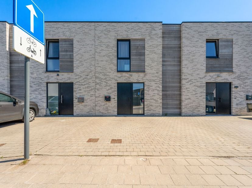 Nieuwbouwwoning met 3 slaapkamers is opzoek naar zijn eerste huurders!<br />
BEN-woning waarbij we binnenkomen in de inkomhal met een toilet en toegan