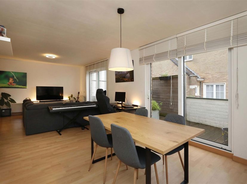 Duplex appartement in Houthalen-Helchteren<br />
Dit lichtrijke duplex appartement is gelegen in Houthalen-Helchteren met winkels op wandelafstand. <b
