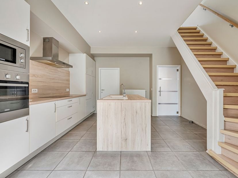 Volledig instapklare woning te koop in Menen!<br />
Bij binnenkomst betreed je de inkomhal en bevindt er zich een apart toilet.<br />
Verder vind je d