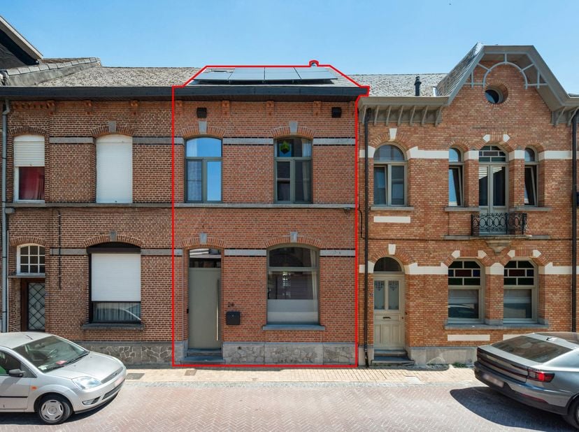 Deze karaktervolle gezinswoning is gelegen in centrum Lebbeke, op letterlijk wandelafstand van winkels, scholen en openbaar vervoer. Indeling: een rui
