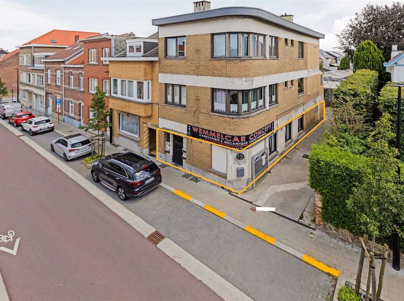 Immo Leolux biedt dit gezellige appartement van 95m² gelegen in het hart van Wemmel! Dit charmante pand biedt een perfecte combinatie van comfort en p
