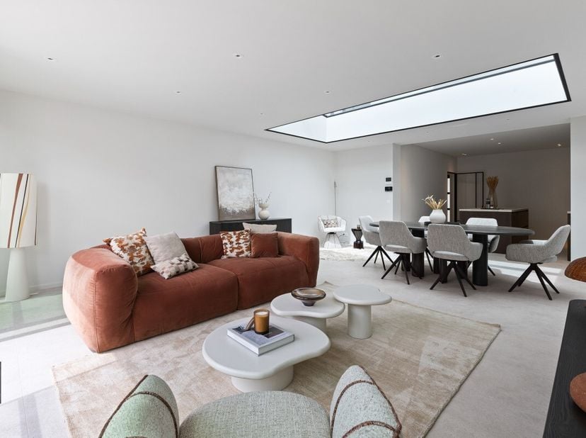 Heist: Magnifique maison entièrement rénovée avec 3 chambres et jardin exposé plein sud à vendre à Heist. Cette maison mitoyenne, finie avec un soin e