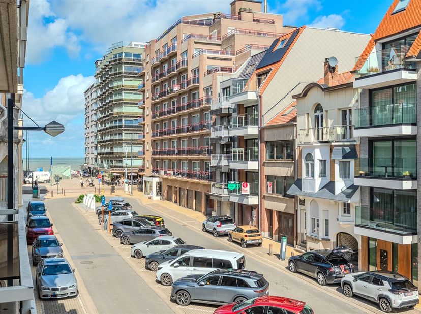 Dit appartement van 60m² bevindt zich op een ideale locatie in Middelkerke en biedt een perfecte combinatie van comfort en functionaliteit. Het pand b