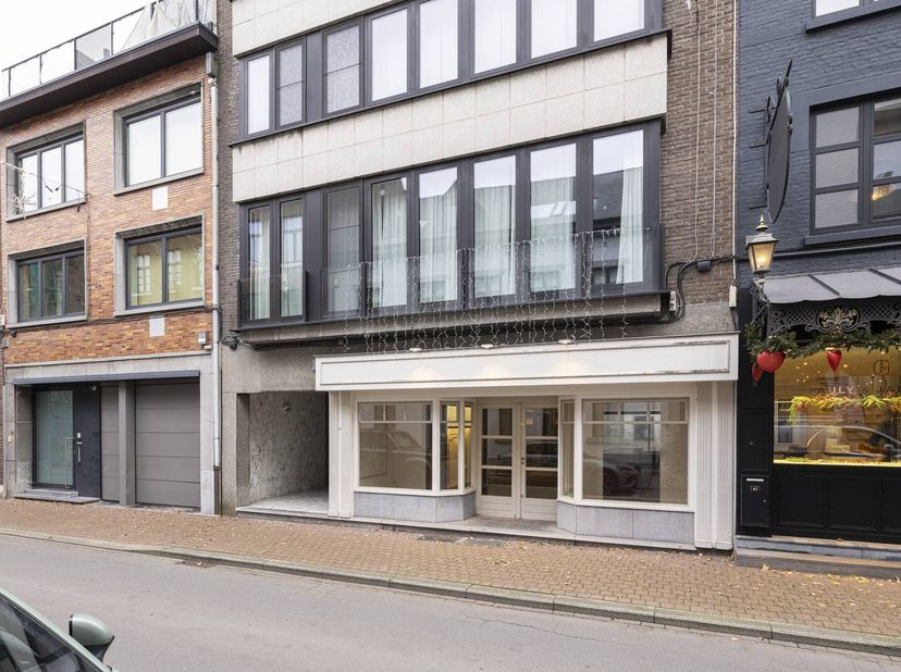 Propriété commerciale idéalement située d'environ 106 m² avec sous-sol et bureaux supplémentaires dans l'Aldestraat à Hasselt.<br />
<br />
Ce bâtimen