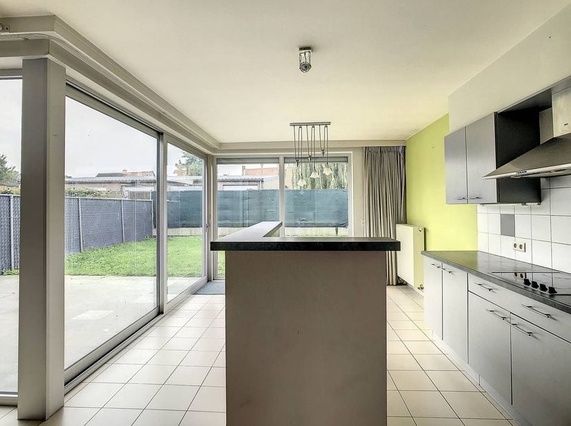 Deze woning bevindt zich in een rustige wijk in het dorpscentrum van Beveren-aan-de-IJzer. Zeer landelijk gelegen maar op zo'n 20 minuten rijden van c