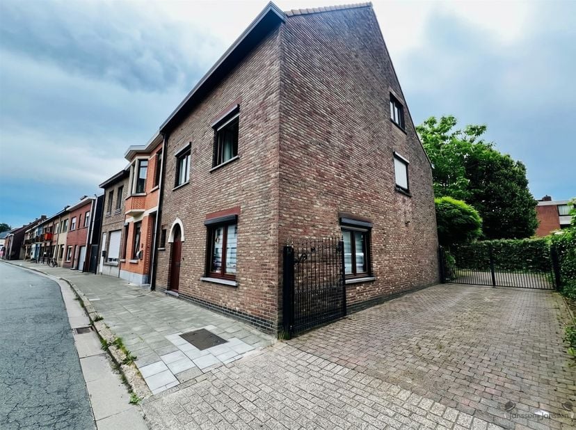 Bent u op zoek naar een ruime gezinswoning met veel wooncomfort en een aangename buitenruimte? Dan is deze woning in Hamme zeker een bezoek waard.<br