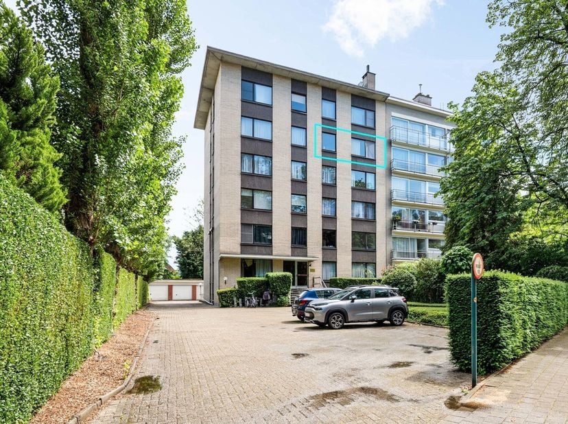 Instapklaar appartement (ca 90m²) met 2 slaapkamers, dressing en ondergrondse garage<br />
- Gelegen op de 4e verdieping<br />
- Optimale lichtinval <