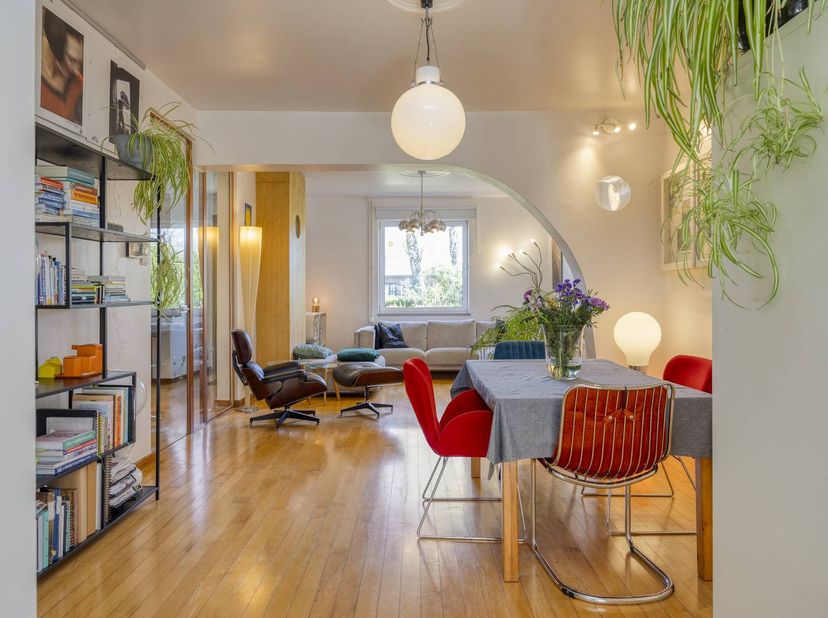 Deze woning is te vinden op slechts enkele minuten van de autostrade en zo geniet je van een vlotte verbinding richting Hasselt, Genk en omliggende st