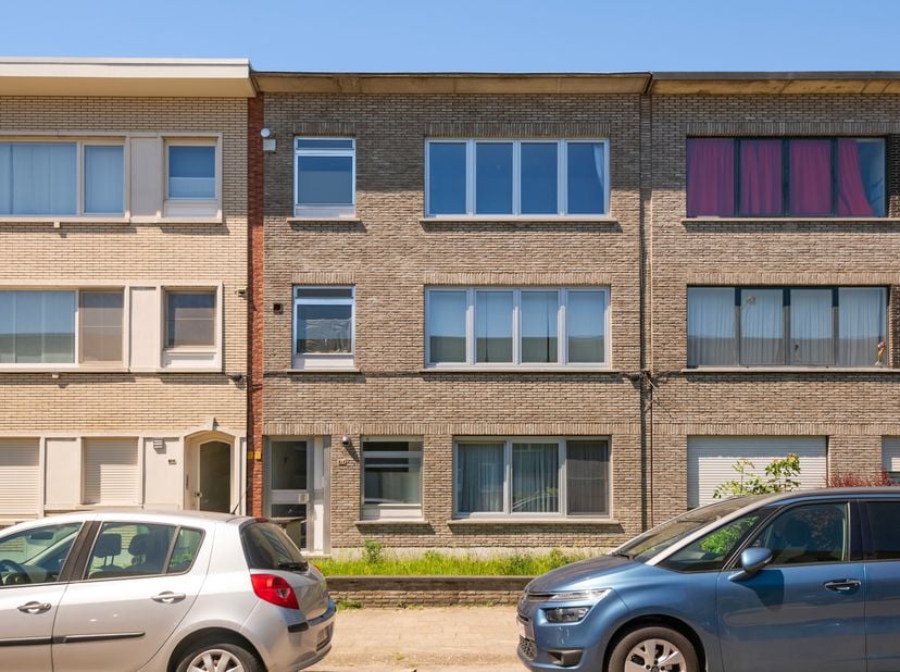 Zeer goed gelegen appartement op een tweede verdieping van een klein gebouw zonder lift. Op wandelafstand van de carrefour, kapper, slotenmaker, zieke