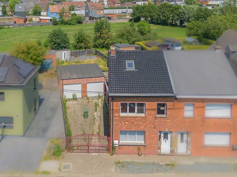 Gerenoveerde en instapklare halfopen bebouwing met een bewoonbare oppervlakte van 200 m² en dit op een perceel van 4a 68ca. Troeven: EPC-score "C", na