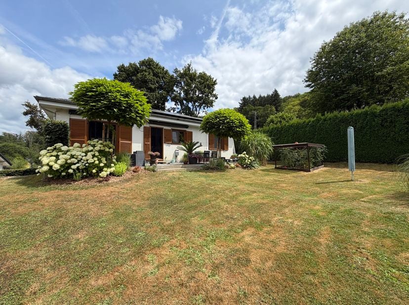REZ DE CHAUSSEE de ± 68m² :<br />
- Hall d'entrée de ± 12m² sur carrelage,<br />
- Cave de ± 16m² sur béton,<br />
- Garage de ± 31m² sur béton avec p
