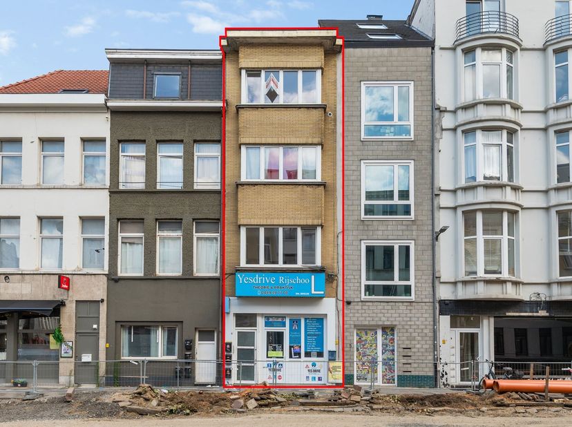 Opbrengsteigendom (200m2) met mogelijkheden<br />
<br />
Ligging: Van Maerlantstraat 3 geniet van een centrale ligging in Antwerpen, met een uitstek