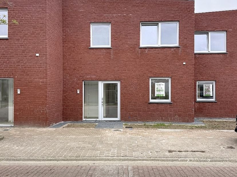 Deze prachtige woning is gelegen in het rustige Ichtegem en beschikt over een tuin en een gezellig terras waar je heerlijk kunt genieten van de buiten