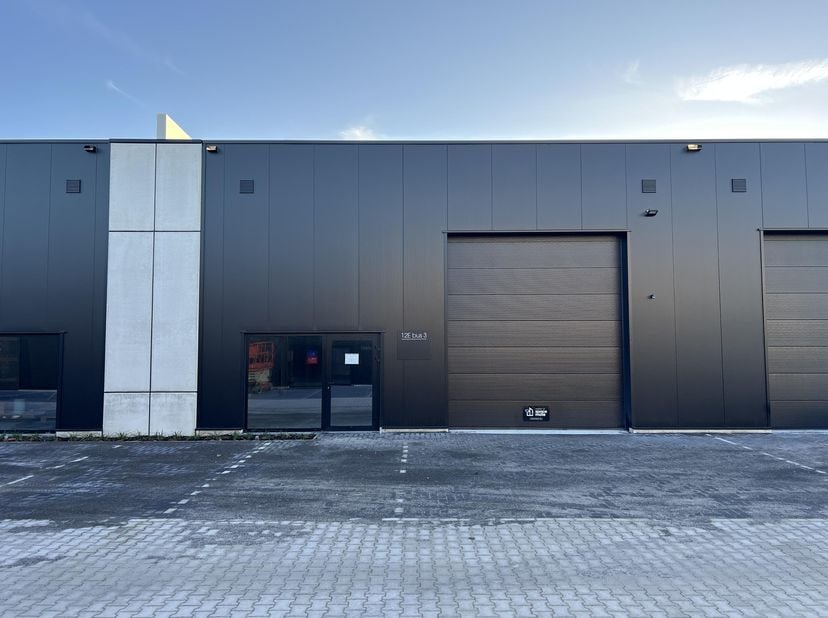 Te huur vanaf 1/11/2026, bedrijfshal:<br />
- Lodewijk De Raetlaan 12E bus 3 (bedrijvencampus Fenestra KMO-unit 16), 3900 Pelt<br />
- 226m²<br />
- B