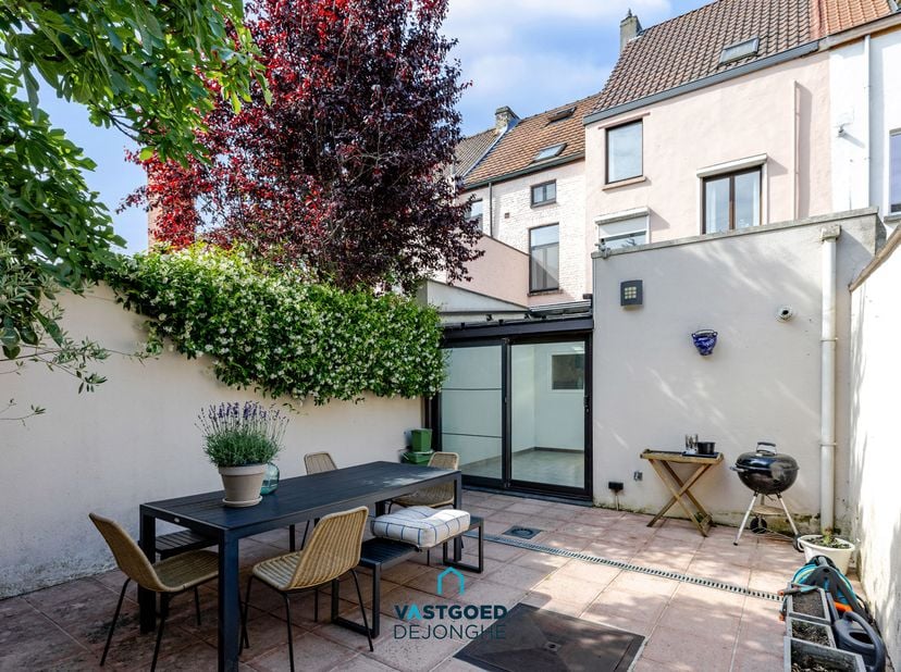 Gelegen in een rustige éénrichtingsstraat nabij het centrum van Gent treffen we deze instapklare, lichtrijke rijwoning aan.<br />
<br />
De woning hee