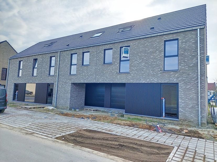 Lot 39 is een halfopen bebouwing met moderne bouwstijl : 2 bouwlagen met hellend dak. Deze woning staat ruwbouw-winddicht momenteel en kan snel afgewe