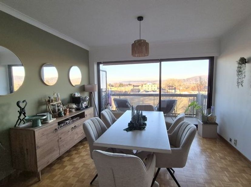 Prachtig gelegen appartement op het 6de verdiep met uniek zicht over Ronse en de glooiende omgeving, op wandelafstand station en nabijheid winkels, om