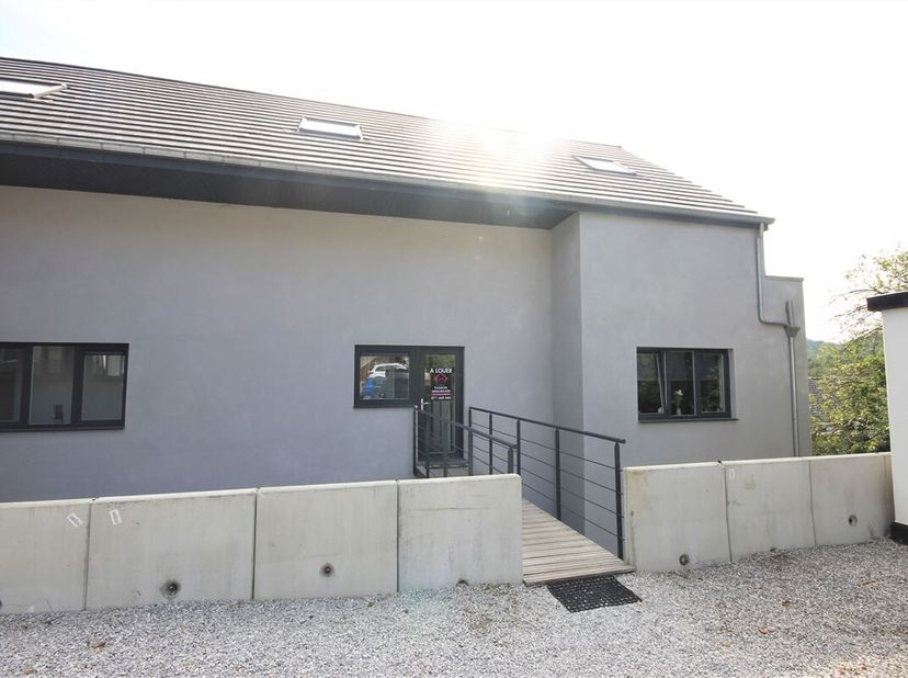 Appartement dune superficie de 106m² situé dans une chouette copropriété, avec ascenseur, dans le village de Pry. <br />
Celui-ci dispose dun vaste sé