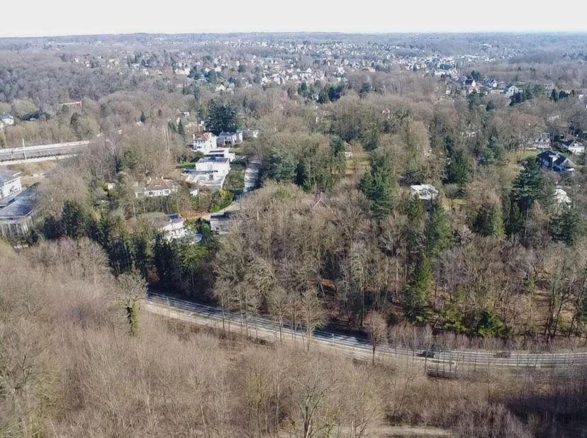 Bouwgrond gelegen vlakbij de residentiële wijk “Pittoreske” en naast het Zoniënwoud.<br />
Deze bouwgrond heeft een oppervlakte van +/- 10a05ca, met e