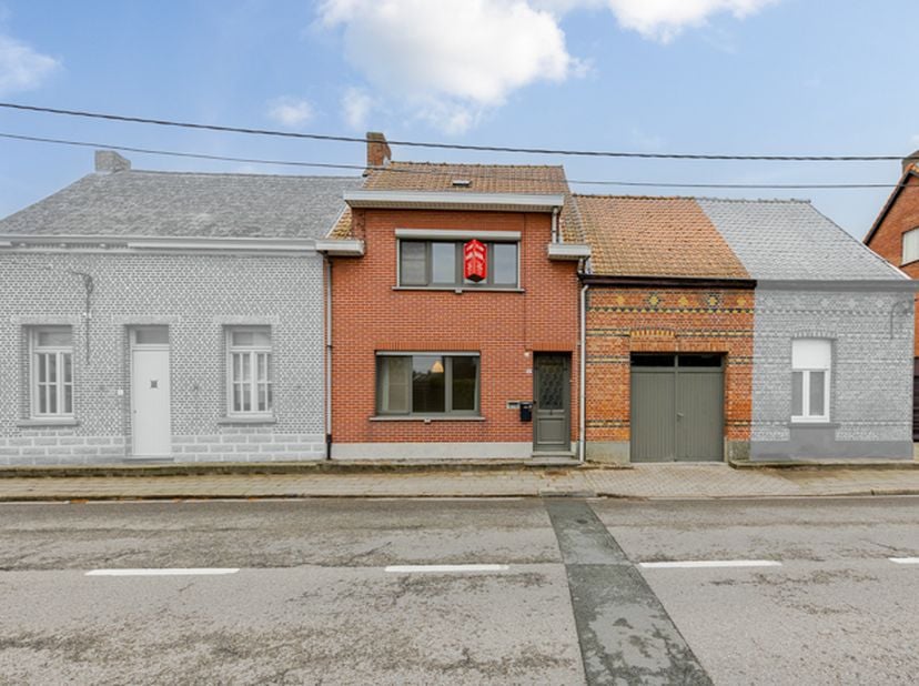 TE RENOVEREN WONING -<br />
<br />
Centraal gelegen.<br />
Met inpandige garage.<br />
Op korte afstand van het station, winkels en diverse scholen. <