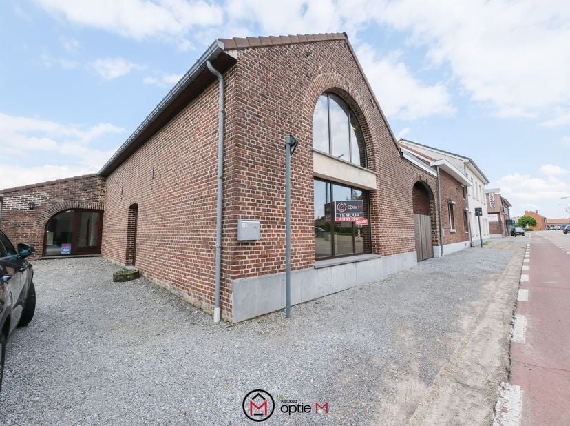 Ontdek dit veelzijdige handelspand/opslagruimte in het charmante Beverst, perfect gelegen tussen Bilzen en Diepenbeek. Deze locatie biedt niet alleen