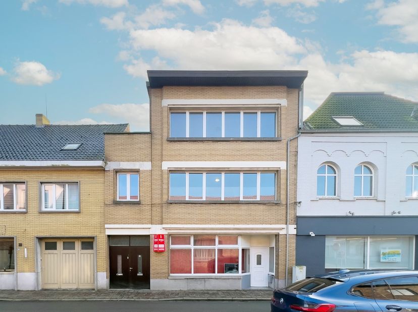 Centraal gelegen opbrengsteigendom met twee appartementen<br />
<br />
Appartement gelijkvloers:<br />
Ruime leefruimte - vernieuwde keuken - vernieuw