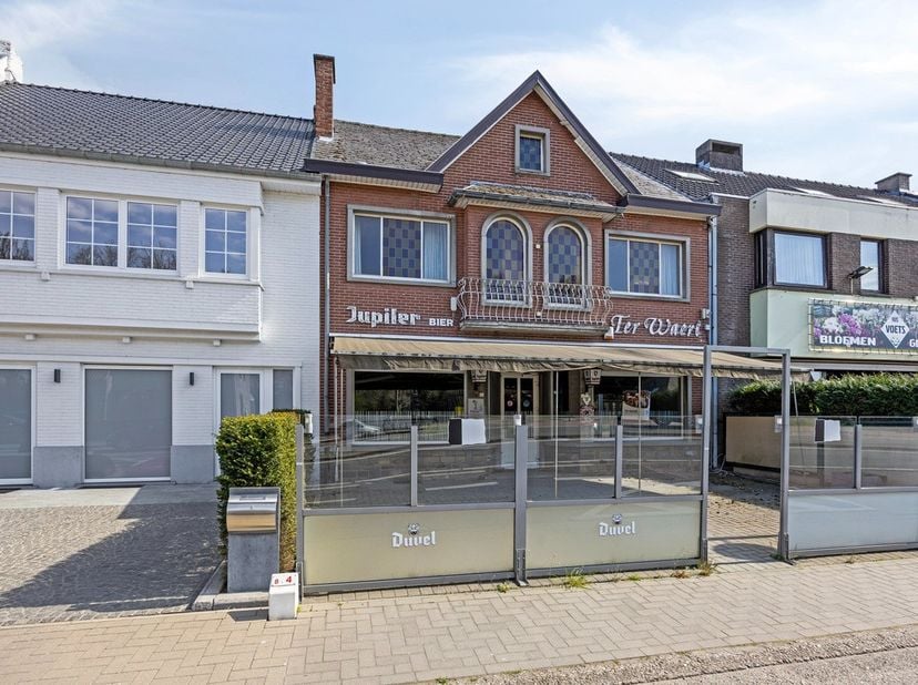 ***** Bekijkt u dit pand via Zimmo? Ga direct naar https://av-vastgoed.be/tekoop/6405 waar u meer informatie terug vindt! *****<br />
<br />
LIGGING<b