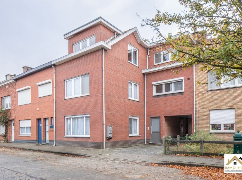 Voor wie op zoek is naar een opbrengsteigendom, is dit ruime pand met drie appartementen (allen een EPC C-Label!!) EN 7 garages aan de Henri Bernard d