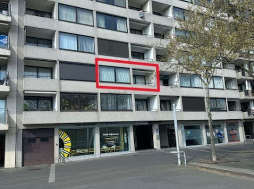 Dit goed onderhouden appartement met een woonoppervlakte van 79m², 1 slaapkamer en zuidgericht terras ligt op de 2de verdieping in het centrum van Gen