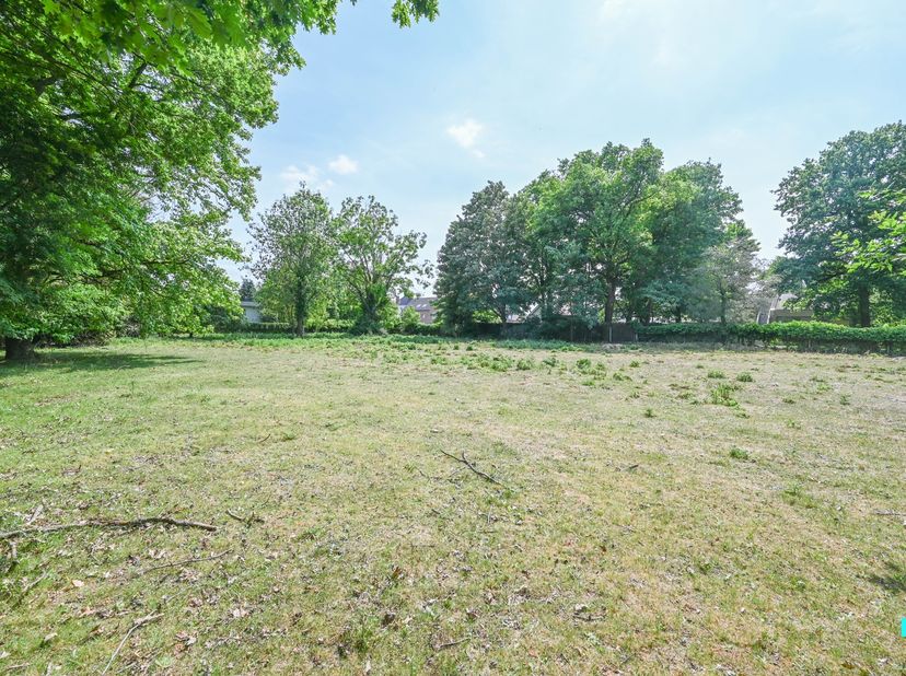 Ontdek deze uitzonderlijke bouwgrond van 1 004 m², gelegen op een toplocatie in het groene en rustige Wielsbeke. Het perceel bevindt zich op een van d