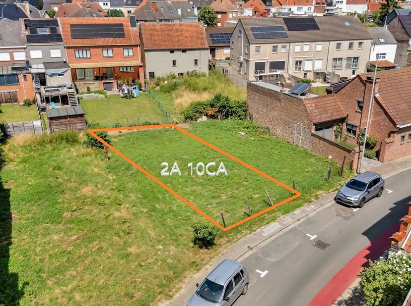 Langs de A. De Brabanterstraat bevindt zich deze bouwgrond voor een gesloten bebouwing met een oppervlakte van 2 are 10ca in het centrum van Denderlee