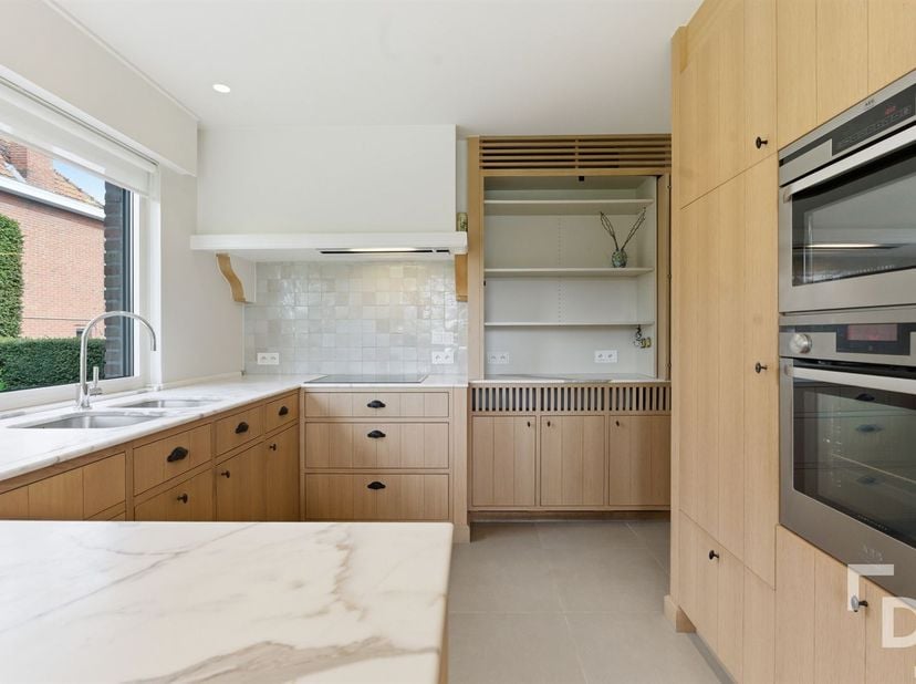 In de Dekemelelaan te Boezinge vinden we deze statige villa op een perceel van 903m² en een ruime bewoonbare oppervlakte van 302m².<br />
Deze woning