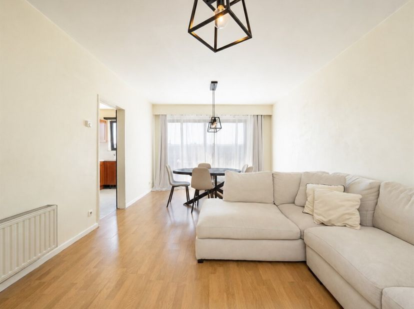 Aan de Ter Heydelaan in Deurne bevindt zich dit goed onderhouden appartement van 86 m², gelegen op de derde verdieping van een kleinschalig gebouw van