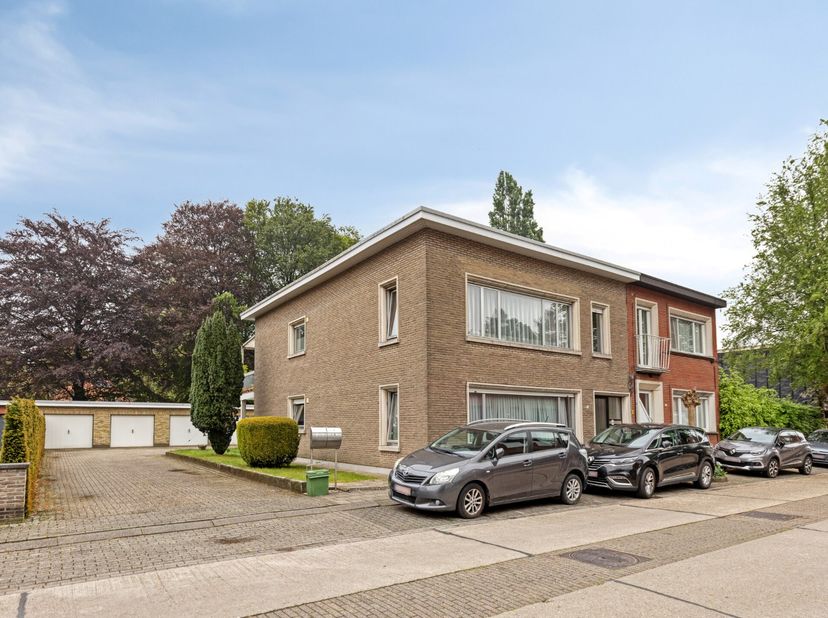 Deze kleinschalige opbrengsteigendom is een ideale opportuniteit voor u als investeerder. Het is gelegen nabij het centrum van Brasschaat, te midden v