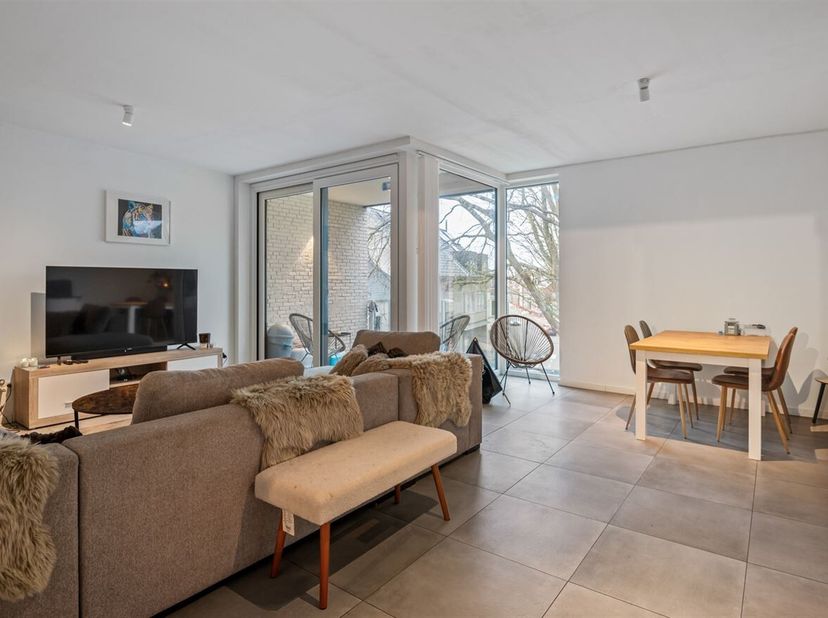 Op een vlot bereikbare locatie langs de Boomsesteenweg in Willebroek bevindt zich dit modern appartement, gelegen op de tweede verdieping van een verz