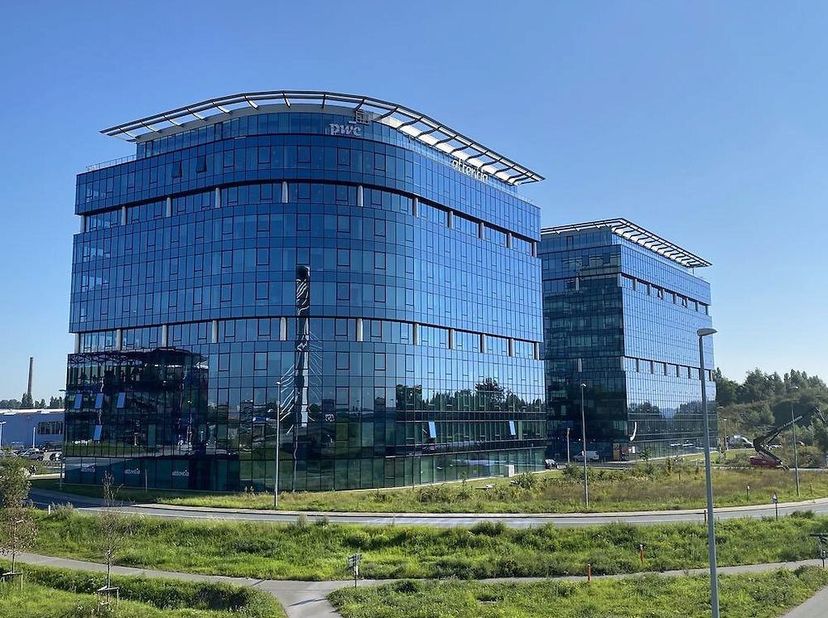 Deze twee moderne kantoortorens (15.010m² &amp;amp; 13.645m²), beter bekend als de Blue Towers, zijn gelegen op de site van het voetbalstadion te Gent. De