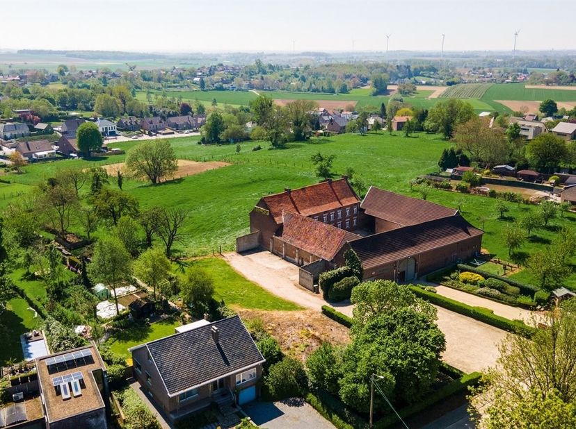 Charmante vierkantshoeve in Bilzen-Hoeselt met veelzijdige mogelijkheden <br />
Op een ruim en groen gelegen perceel bevindt zich deze karaktervolle h