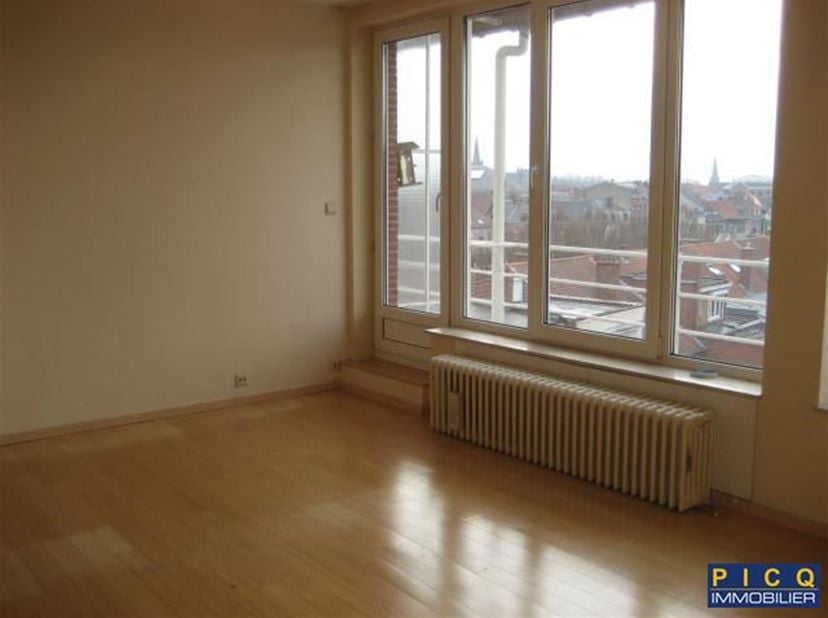 Sympathique et Lumineux appartement 2 chambres dont une à usage de chambre d'enfant ou bureau r, situé au coeur de la ville, séjour, terrasse avec vue