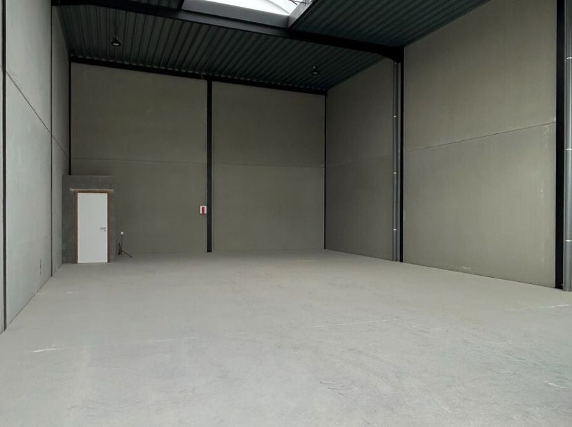 À louer : unité commerciale fermée moderne située Bedrijvenstraat, dans une zone PME à Ypres, emplacement stratégique proche des routes principales. C