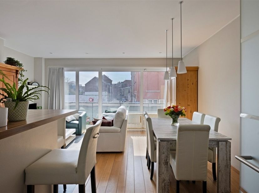 Dit volledig gerenoveerde appartement met twee slaapkamers en een ruime overdekte autostaanplaats is ideaal gelegen in het centrum van Leuven. Dankzij