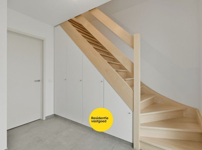 Recente halfopen woning te huur in Aartrijke. Deze woning bevat een inkomhal met apart toilet, toegang tot berging/ wasruimte, leefruimte met open keu