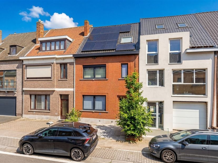 Ontdek deze verder te renoveren woning op een gunstige ligging in Wetteren. Met een bewoonbare oppervlakte van 229m² biedt deze woning alle ruimte en