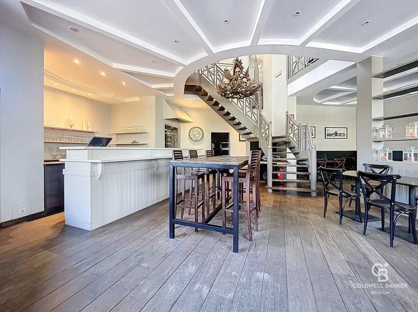 Het gebouw is als volgt ingedeeld:<br />
Kelder (± 95 m²): grote opslagruimte, koelkamer, kelders en toiletten.<br />
Gelijkvloers (± 130 m²): ruime e