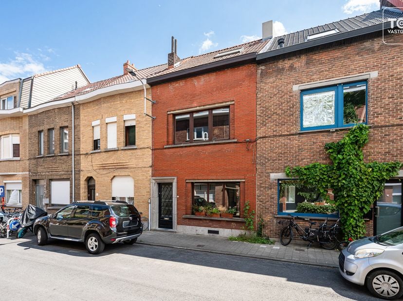 Deze woning is gunstig rustig gelegen in de wijk Moscou/Gentbrugge, met winkels, scholen en openbaar vervoer in de nabije omgeving. Openbaar groen, zo
