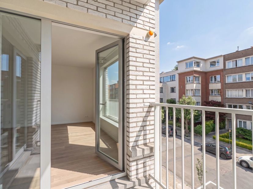 Victoire-Junot vous propose en exclusivité ce magnifique appartement entièrement rénové par larchitecte Olivier Dwek, situé dans une rue calme et pris