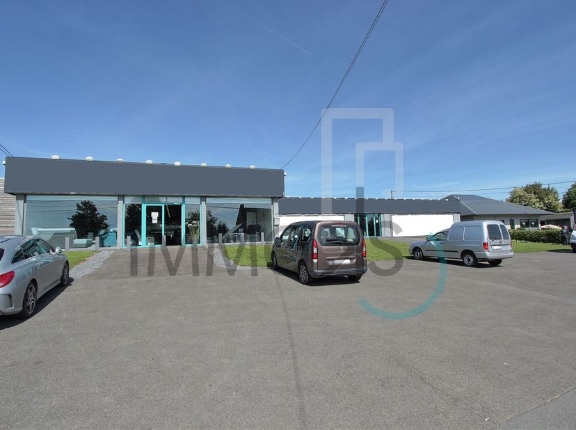 Ruim handelsgebouw, ideaal gelegen op de verkeersas&amp;nbsp;BEAURAING-BOUILLON. <br />
Indeling:&amp;nbsp; Mooie showroom, bureau, kleine opslagruimte, 2 afz