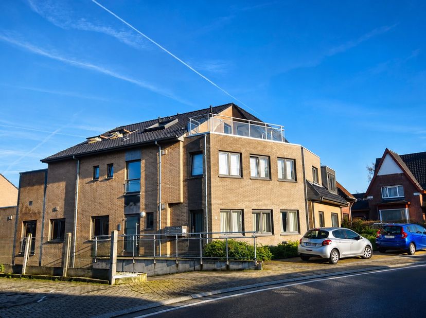 Lichtrijk dakappartement met één slaapkamer, zonnig terras en ondergrondse autostaanplaats.<br />
<br />
Het appartement bevindt zich op de 2de verdie