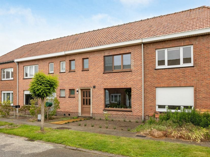 Op zoek naar een instapklare gezinswoning op een rustige locatie in Hamme? Deze verzorgde woning onderging reeds tal van renovaties en combineert hede