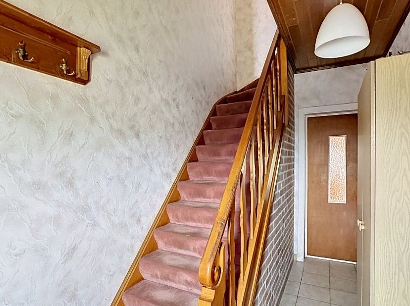 Deze charmante, op te frissen woning is gelegen in de Ossebilkstraat 51 te Aartrijke, op een gunstige locatie met een vlotte verbinding naar het centr
